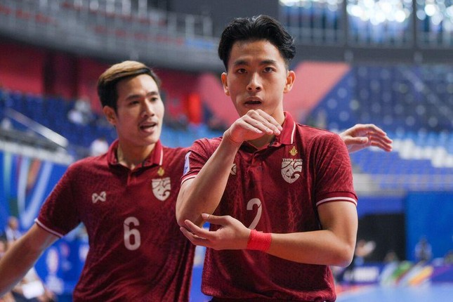 Ghi bàn trong 30 giây cuối, Thái Lan giành vé vào bán kết Futsal châu Á 2022 - Ảnh 1.