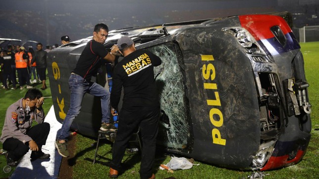 Hé lộ nhiều chi tiết sốc trong thảm kịch giẫm đạp tại Indonesia - Ảnh 1.