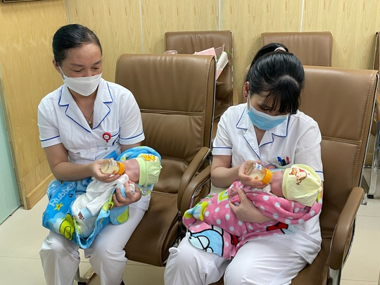 Cặp song sinh 25 tuần tuổi nặng 500 gram được nuôi dưỡng thành công - Ảnh 2. Cặp song sinh 25 tuần tuổi nặng 500 gram được nuôi dưỡng thành công - Ảnh 2.