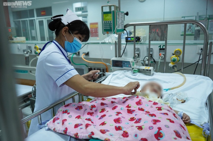 Trẻ nhập viện tăng, Khoa Cấp cứu Bệnh viện Nhi đồng 2 TP.HCM khám bệnh xuyên đêm - Ảnh 3. Trẻ nhập viện tăng, Khoa Cấp cứu Bệnh viện Nhi đồng 2 TP.HCM khám bệnh xuyên đêm - Ảnh 3.