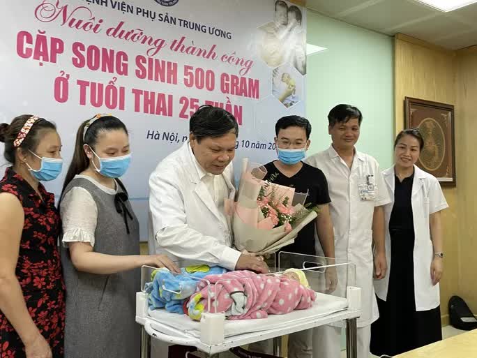 Cặp song sinh 25 tuần tuổi nặng 500 gram được nuôi dưỡng thành công - Ảnh 1. Cặp song sinh 25 tuần tuổi nặng 500 gram được nuôi dưỡng thành công - Ảnh 1.