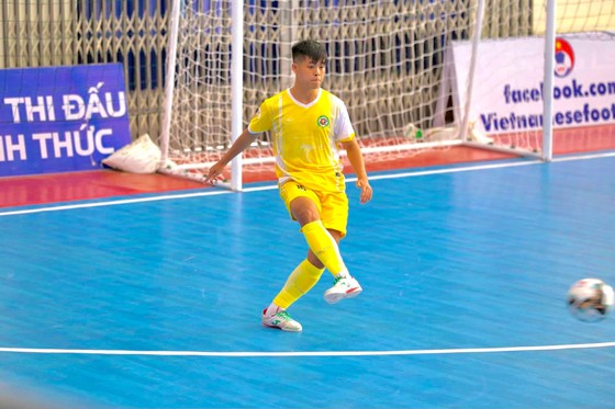 Cầu thủ futsal Chí Tiến: Nên duyên cùng nàng fan nữ xinh đẹp, đãi tiệc cưới trên… sân bóng - Ảnh 5.