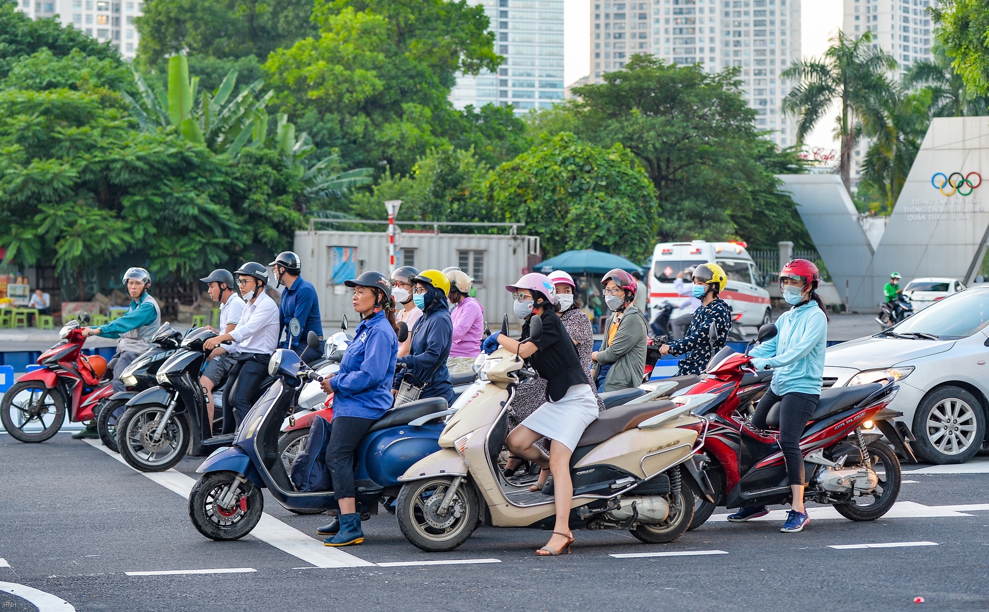 Các phương tiện phóng băng băng qua hầm chui Lê Văn Lương giờ cao điểm - Ảnh 12.