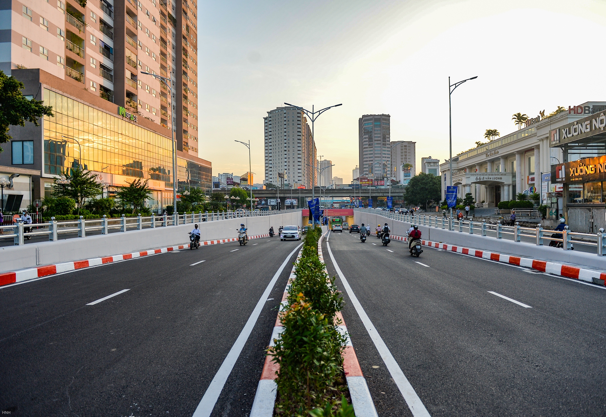 Các phương tiện phóng băng băng qua hầm chui Lê Văn Lương giờ cao điểm - Ảnh 3.