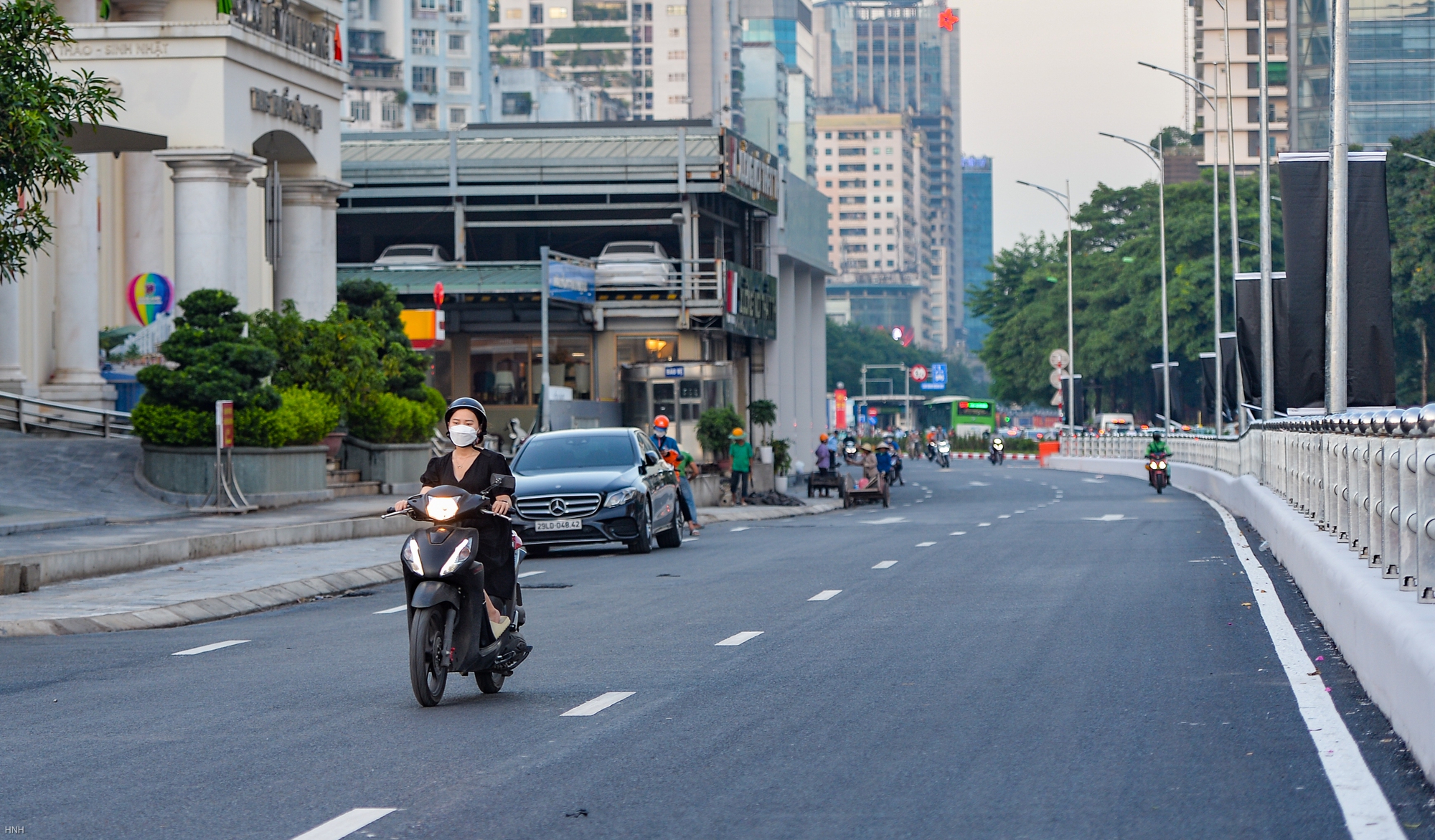 Các phương tiện phóng băng băng qua hầm chui Lê Văn Lương giờ cao điểm - Ảnh 7.