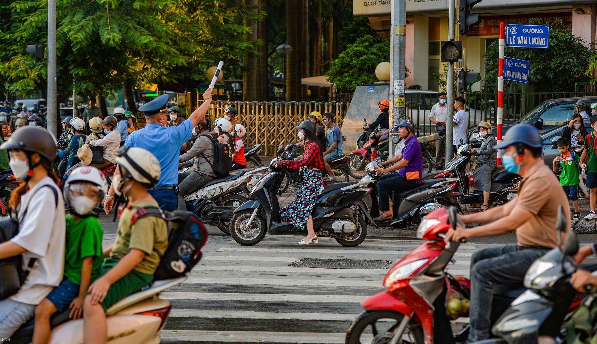 Các phương tiện phóng băng băng qua hầm chui Lê Văn Lương giờ cao điểm - Ảnh 9.