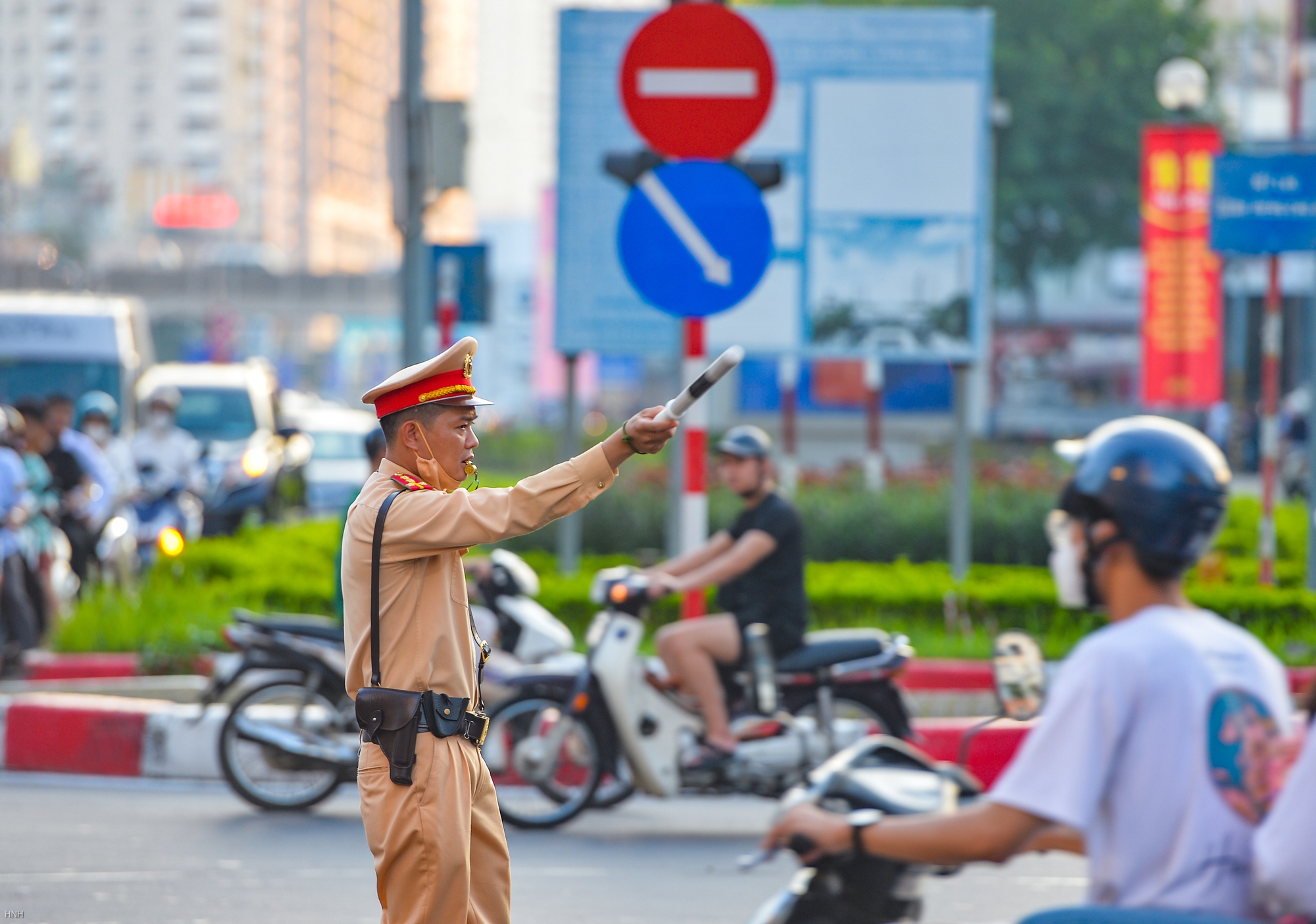 Các phương tiện phóng băng băng qua hầm chui Lê Văn Lương giờ cao điểm - Ảnh 10.