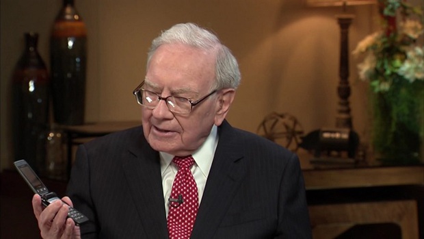 Điện thoại cục gạch gắn bó nhiều năm với tỷ phú Warren Buffett - Ảnh 1. Điện thoại cục gạch gắn bó nhiều năm với tỷ phú Warren Buffett - Ảnh 1.