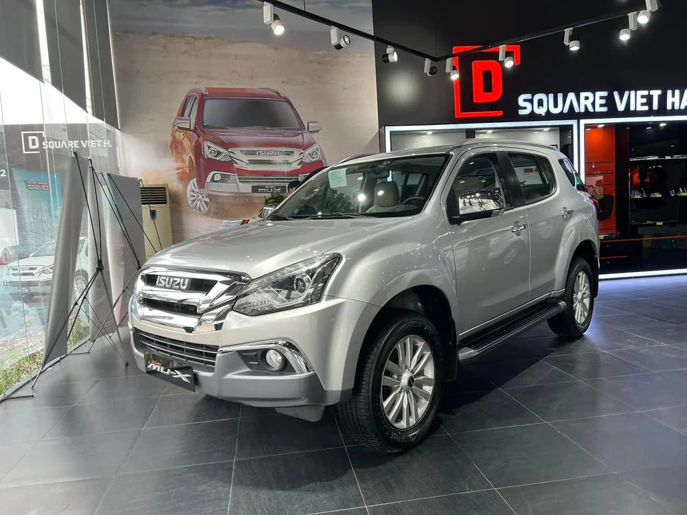 Đại lý xả kho Isuzu mu-X đời cũ giá từ 760 triệu đồng - SUV cỡ D rẻ nhất Việt Nam - Ảnh 1.