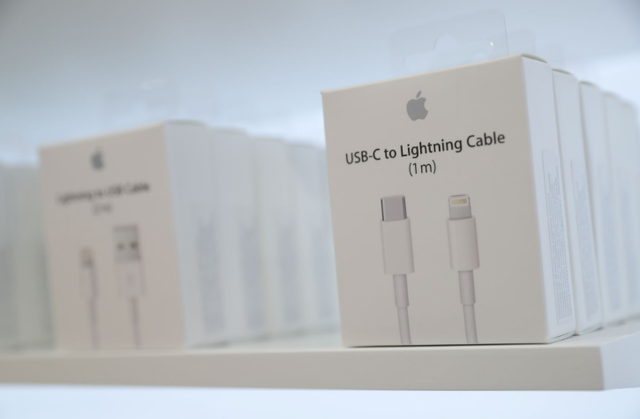 Bị châu Âu ép, Apple tiến gần thêm một bước phải bỏ cổng sạc Lightning - Ảnh 1.