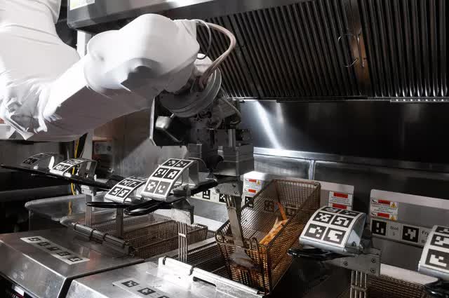 Robot đảm nhận vai đầu bếp tại cửa hàng bán đồ ăn nhanh ở Mỹ - Ảnh 1.