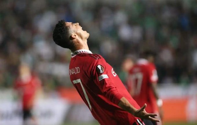 Chưa bao giờ Ronaldo tuyệt vọng đến thế, khi đệm bóng cũng hỏng ăn - Ảnh 2.