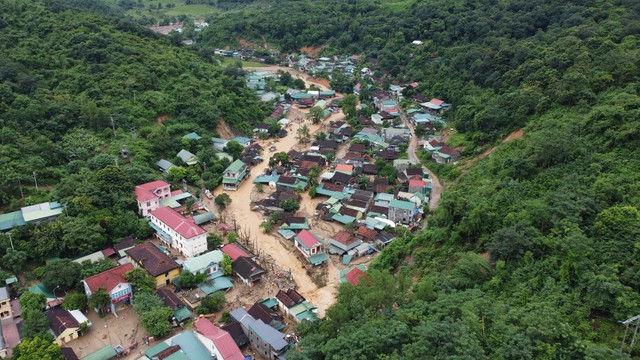 Xuyên đêm ngày nấu bánh chưng, nướng cá gửi cho bà con vùng lũ quét - Ảnh 1.