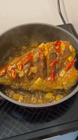 Món cá chiên sốt mắm ớt cay cay cho bữa cơm ngày mưa lạnh - Ảnh 1.