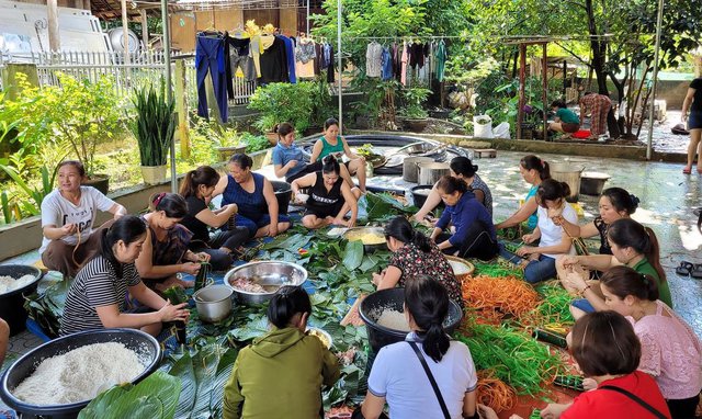 Xuyên đêm ngày nấu bánh chưng, nướng cá gửi cho bà con vùng lũ quét - Ảnh 4.