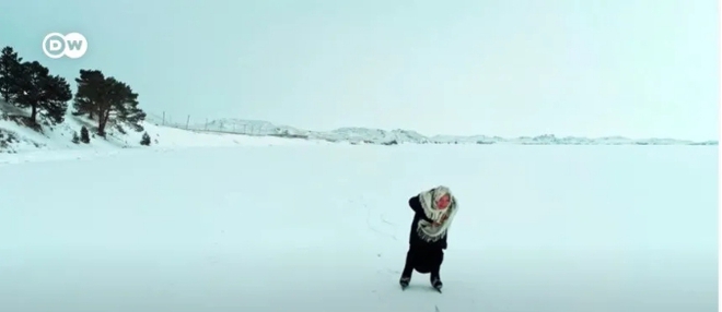 Người phụ nữ cô đơn nhất thế giới: Biến hồ băng lạnh giá thành sân khấu - Ảnh 9.