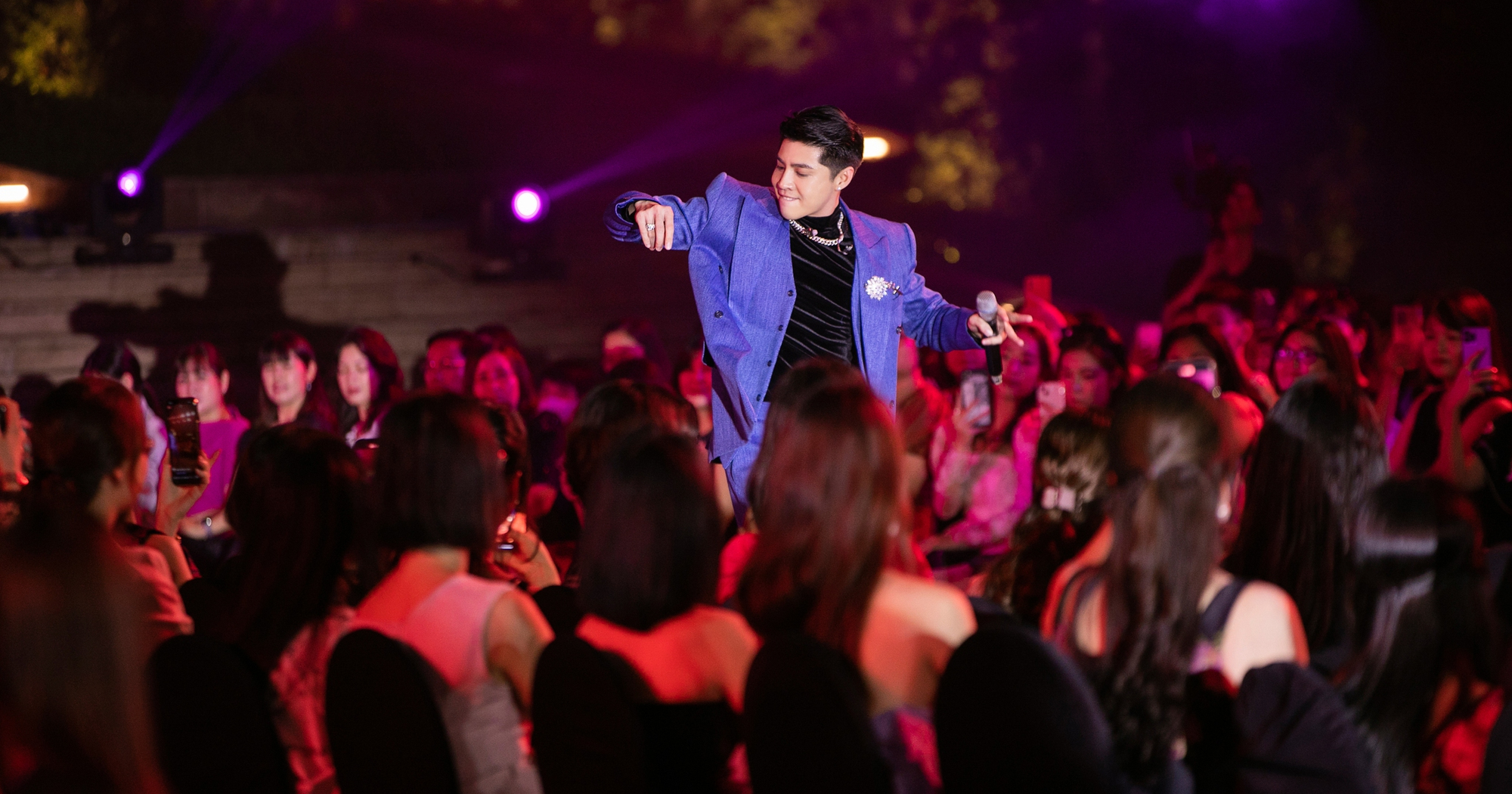 Lương Thùy Linh tỏa sáng trên sàn runway sau khi hết nhiệm kỳ hoa hậu - Ảnh 7.