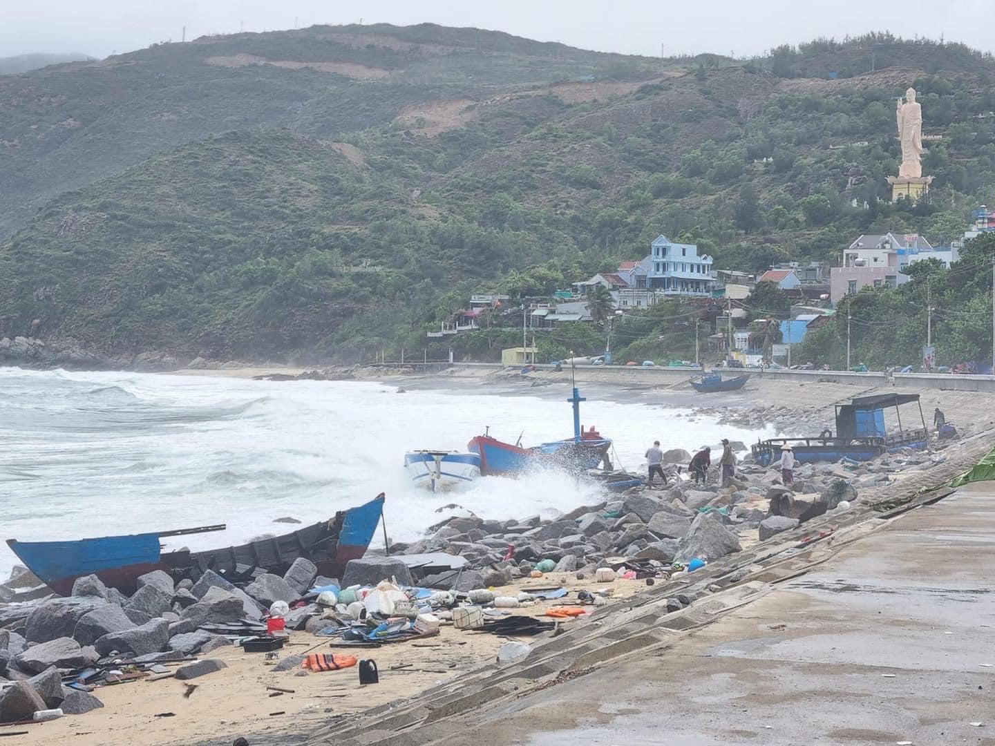 Chịu ảnh hưởng không khí lạnh, Bắc và Trung Bộ mưa lớn, biển Đông khả năng đón áp thấp nhiệt đới - Ảnh 2.