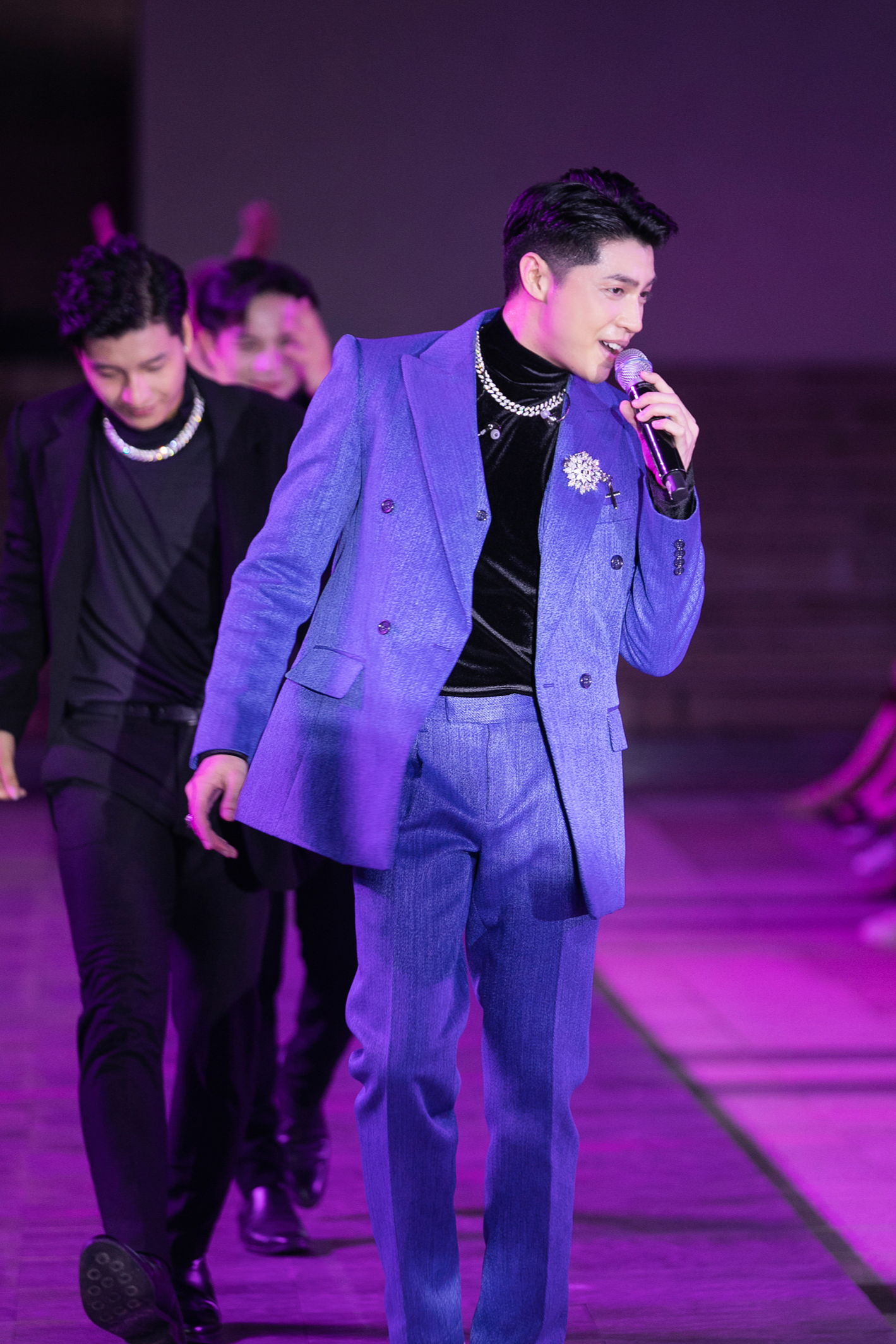 Lương Thùy Linh tỏa sáng trên sàn runway sau khi hết nhiệm kỳ hoa hậu - Ảnh 6.