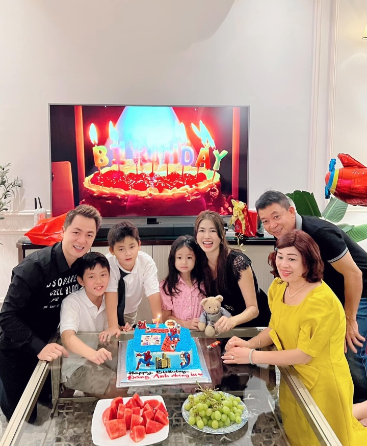 Sao Việt 9/10: Ảnh thời trẻ xinh đẹp của Vân Dung bên Quốc Khánh - Ảnh 6.