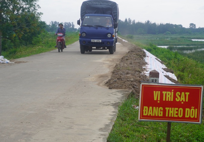 Đê tả sông Mã sụt lún, gần 3 vạn dân Thanh Hóa lo lắng - Ảnh 1.