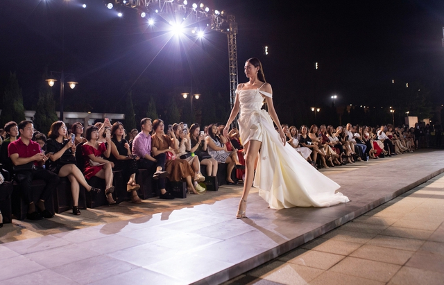 Lương Thùy Linh tỏa sáng trên sàn runway sau khi hết nhiệm kỳ hoa hậu - Ảnh 3. Lương Thùy Linh tỏa sáng trên sàn runway sau khi hết nhiệm kỳ hoa hậu - Ảnh 3.