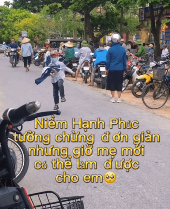 Con 7 tuổi mẹ mới lần đầu tới trường đón con tan học - Ảnh 1.