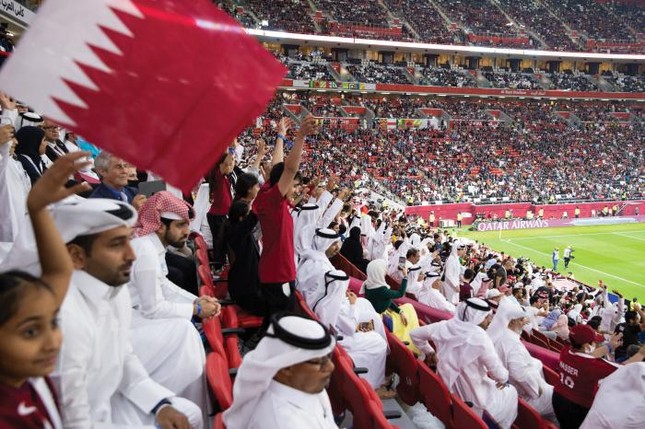 Qatar chi tiền, bắt CĐV hứa không chê bai World Cup - Ảnh 2.