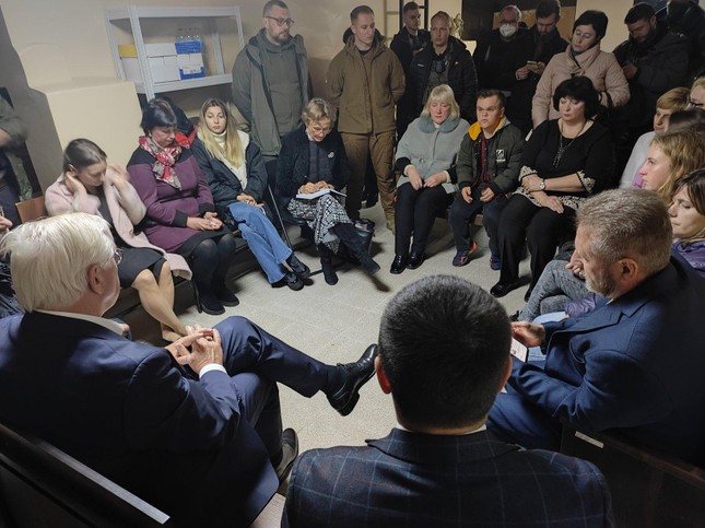 Báo Đức nghi vụ tổng thống phải trú dưới boongke ở Ukraine là dàn dựng - Ảnh 3.