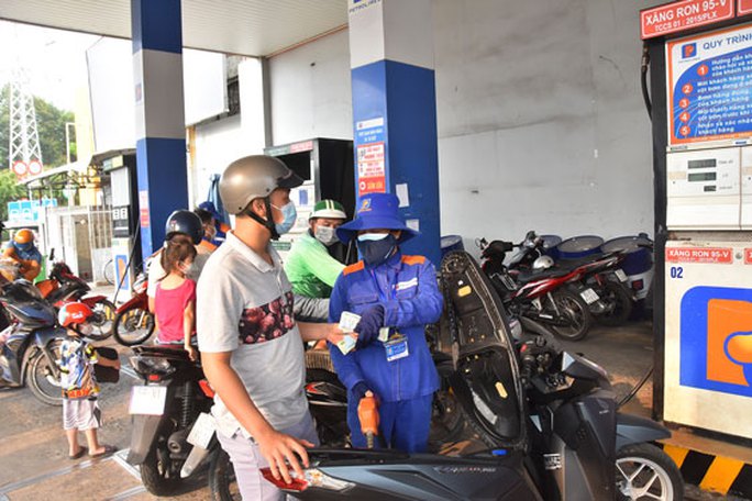 Giá xăng tăng lần thứ 3 liên tiếp - Ảnh 1. Giá xăng tăng lần thứ 3 liên tiếp - Ảnh 1.