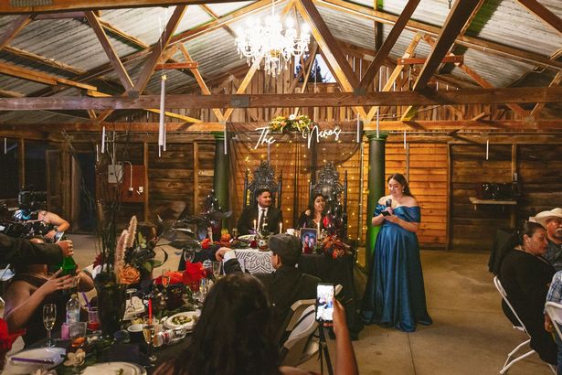 Chọn nơi tổ chức đám cưới không ai ngờ tới, cô dâu chú rể khiến khách mời sợ hãi tột độ - Ảnh 2.