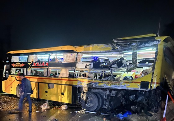 Tai nạn thảm khốc trên cao tốc Cam Lộ - La Sơn (Huế), 2 người chết, 13 người bị thương - Ảnh 3.