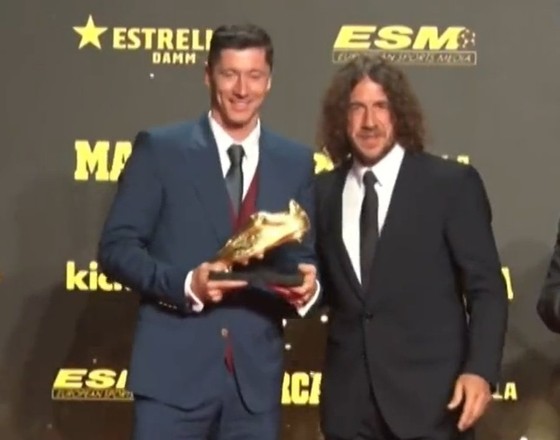 Puyol trao Chiếc giày vàng thứ hai cho Lewandowski - Ảnh 1.