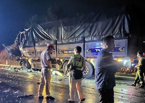 Tai nạn thảm khốc trên cao tốc Cam Lộ - La Sơn (Huế), 2 người chết, 13 người bị thương - Ảnh 2.
