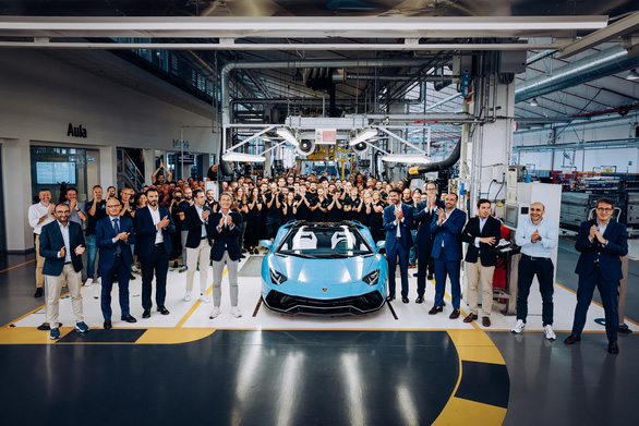 Có tiền cũng không mua được siêu xe Lamborghini mới trong gần 1 năm nữa - Ảnh 1.
