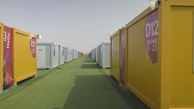 Thiếu phòng khách sạn, Qatar xây chỗ ở cực chất giữa sa mạc cho World Cup 2022 - Ảnh 1.