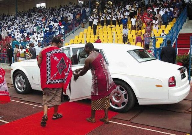 Cuộc sống xa hoa của vua cuối cùng tại châu Phi: Mua cả chục Rolls-Royce tặng vợ, sở hữu dàn siêu xe không thua các triệu phú - Ảnh 1.