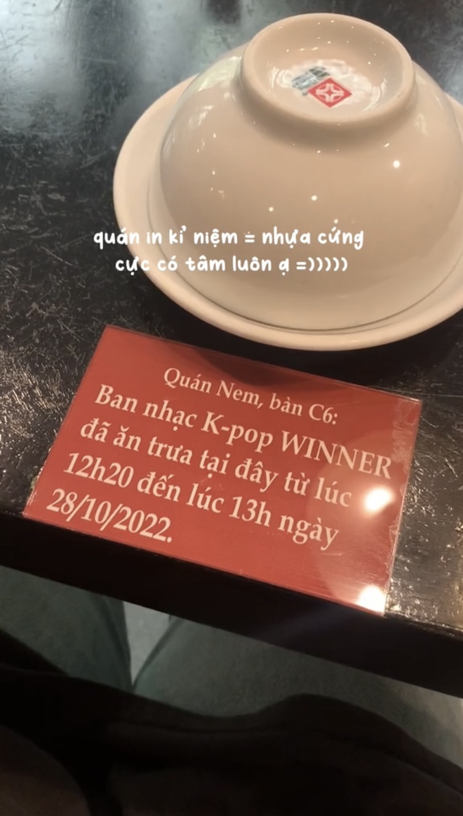Quán nem ở Hà Nội được WINNER ghé ăn bất ngờ gây sốt bởi tấm biển kỷ niệm, ai xem xong cũng phải bật cười - Ảnh 9.