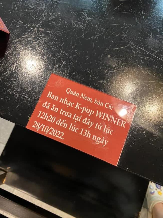 Quán nem ở Hà Nội được WINNER ghé ăn bất ngờ gây sốt bởi tấm biển kỷ niệm, ai xem xong cũng phải bật cười - Ảnh 5. Quán nem ở Hà Nội được WINNER ghé ăn bất ngờ gây sốt bởi tấm biển kỷ niệm, ai xem xong cũng phải bật cười - Ảnh 5.