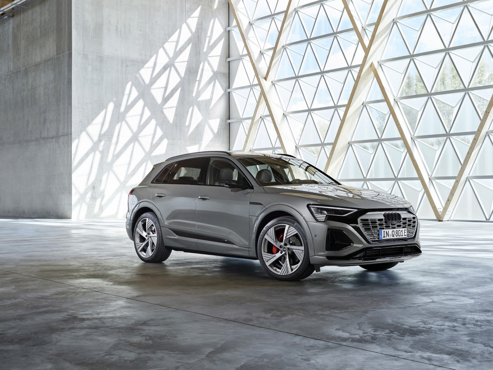 Audi Q8 e-tron ra mắt: Xe điện tiện nghi nhất của Audi - Ảnh 1. Audi Q8 e-tron ra mắt: Xe điện tiện nghi nhất của Audi - Ảnh 1.