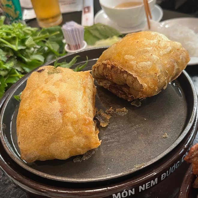 Quán nem ở Hà Nội được WINNER ghé ăn bất ngờ gây sốt bởi tấm biển kỷ niệm, ai xem xong cũng phải bật cười - Ảnh 4. Quán nem ở Hà Nội được WINNER ghé ăn bất ngờ gây sốt bởi tấm biển kỷ niệm, ai xem xong cũng phải bật cười - Ảnh 4.