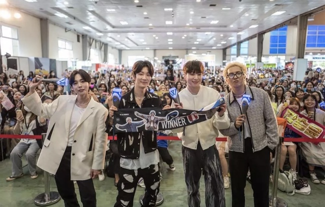 Quán nem ở Hà Nội được WINNER ghé ăn bất ngờ gây sốt bởi tấm biển kỷ niệm, ai xem xong cũng phải bật cười - Ảnh 1. Quán nem ở Hà Nội được WINNER ghé ăn bất ngờ gây sốt bởi tấm biển kỷ niệm, ai xem xong cũng phải bật cười - Ảnh 1.