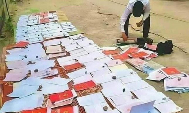 Rộ trào lưu phơi sổ đỏ vỉa hè để quay TikTok bán đất - Ảnh 1. Rộ trào lưu phơi sổ đỏ vỉa hè để quay TikTok bán đất - Ảnh 1.