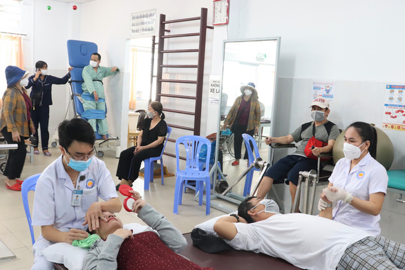 Trong mẫu đàm bệnh nhân cho thấy vi khuẩn kháng kháng sinh gia tăng - Ảnh 1.