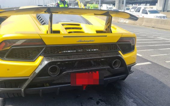 Lamborghini Huracan phóng ẩu, làm tan tành 3 xe nhưng người ngồi trong không hề hấn - Ảnh 2.