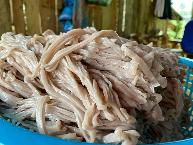 Sợi phở đỏ - n&eacute;t độc đ&aacute;o của phở Bắc H&agrave; tr&ecirc;n cao nguy&ecirc;n đ&aacute; - Ảnh 3.