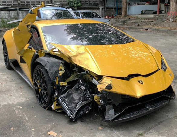 Lamborghini Huracan phóng ẩu, làm tan tành 3 xe nhưng người ngồi trong không hề hấn - Ảnh 1.