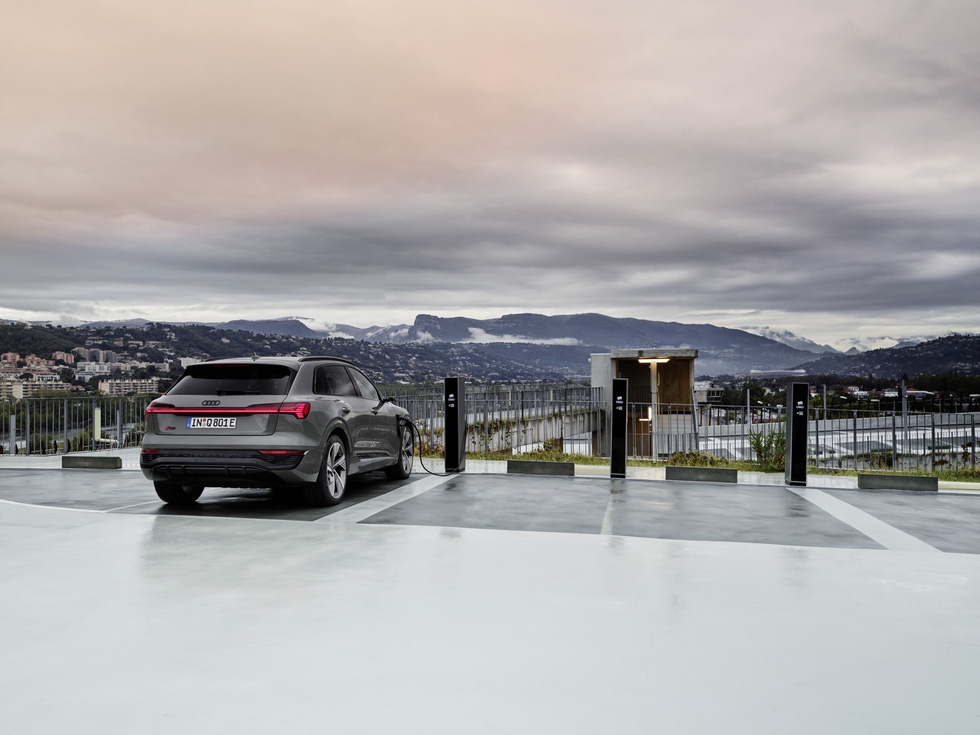 Audi Q8 e-tron ra mắt: Xe điện tiện nghi nhất của Audi - Ảnh 7. Audi Q8 e-tron ra mắt: Xe điện tiện nghi nhất của Audi - Ảnh 7.