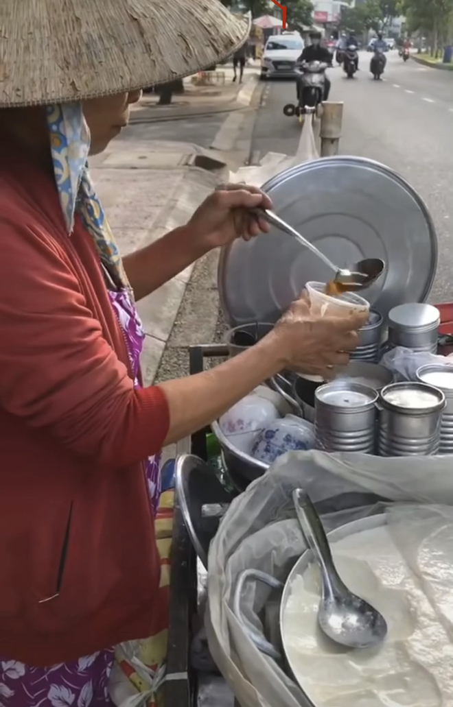 Du khách nước ngoài hào hứng chia sẻ những món ăn Việt được chế biến trên xe đẩy với mức giá bình dân - Ảnh 8.
