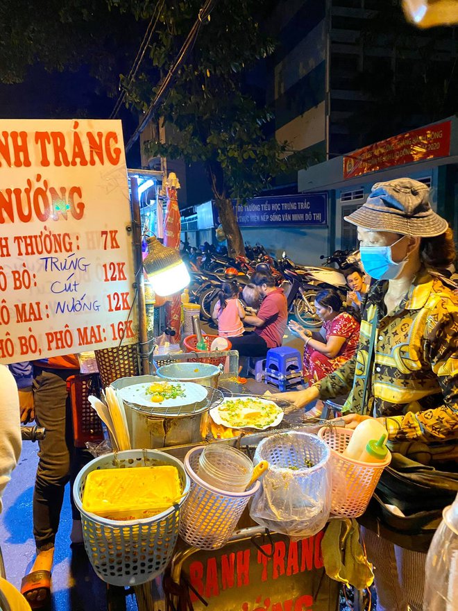 Du khách nước ngoài hào hứng chia sẻ những món ăn Việt được chế biến trên xe đẩy với mức giá bình dân - Ảnh 5.
